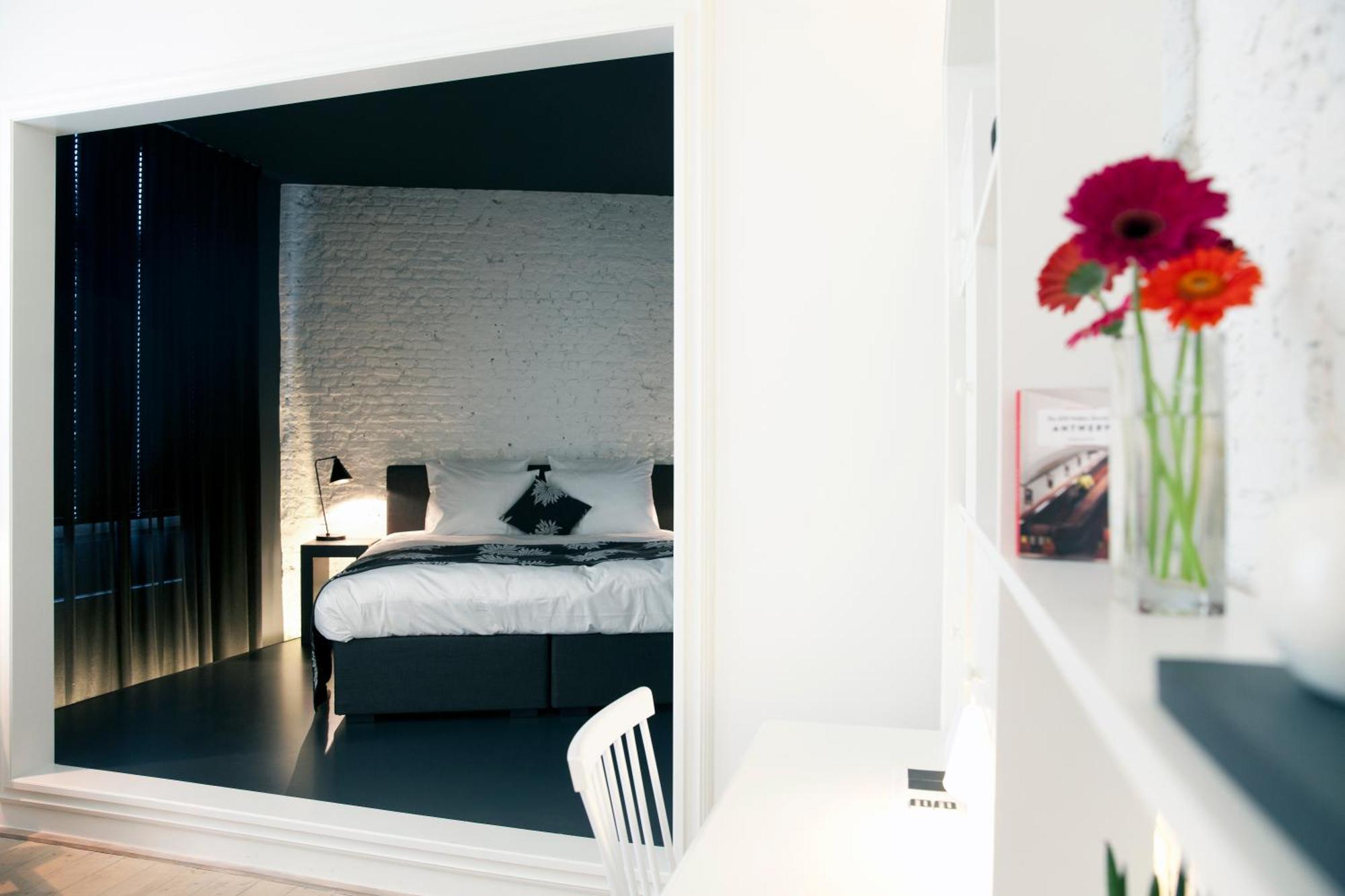 Maison Nationale City Flats & Suites Anversa Esterno foto A room at the hotel