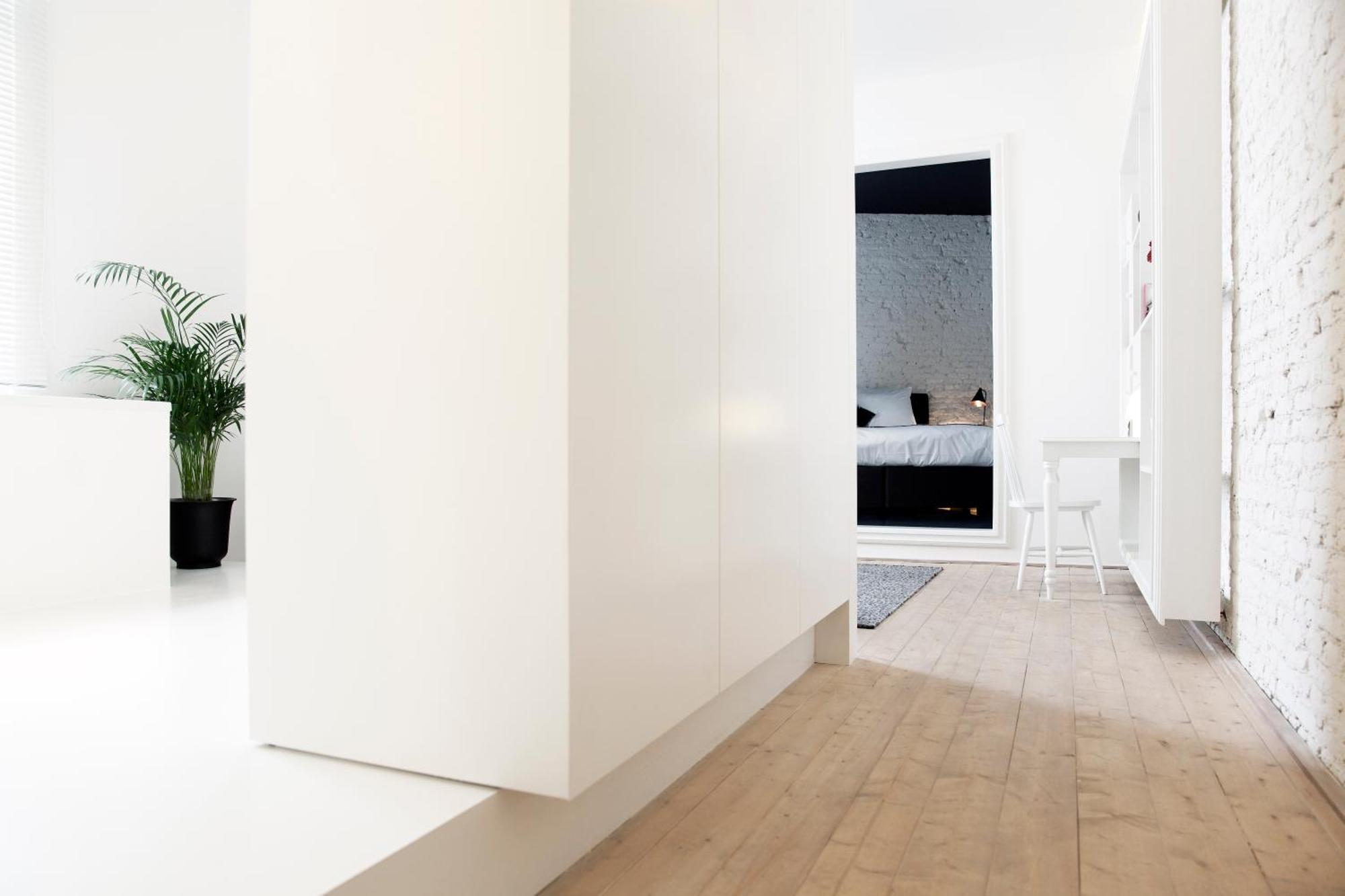 Maison Nationale City Flats & Suites Anversa Camera foto A mirror in a home