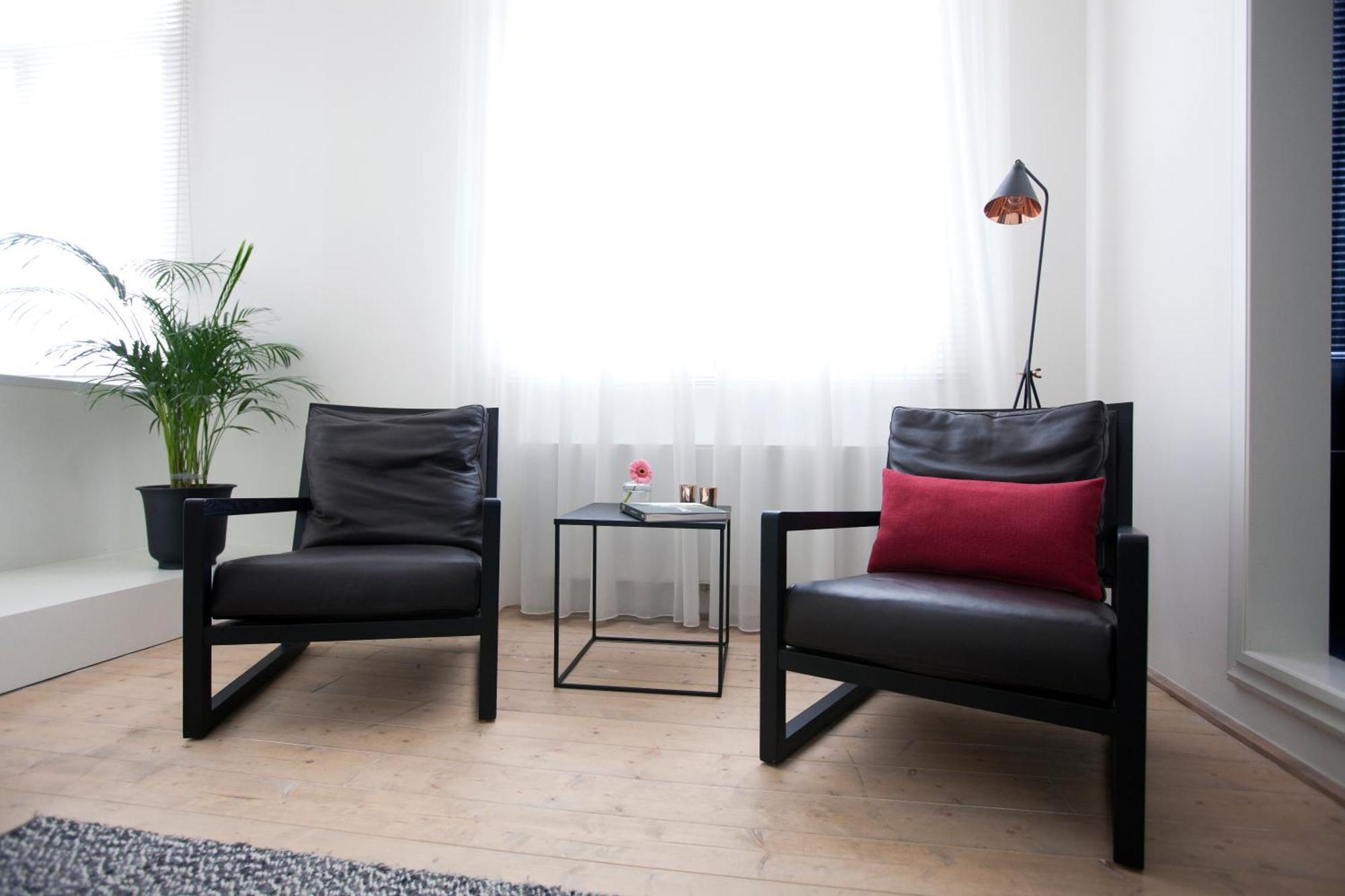 Maison Nationale City Flats & Suites Anversa Camera foto Interior of a room at the hotel