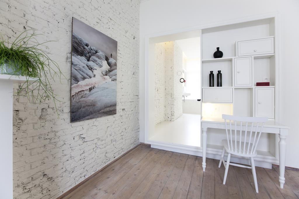 Maison Nationale City Flats & Suites Anversa Camera foto Interior of a house with a wall paneling