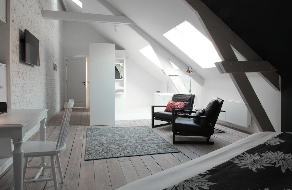 Maison Nationale City Flats & Suites Anversa Camera foto A room in the attic of a house