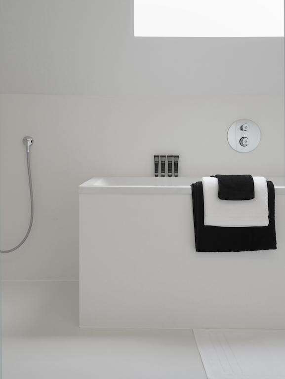 Maison Nationale City Flats & Suites Anversa Camera foto A shower bath