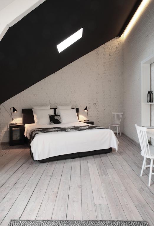 Maison Nationale City Flats & Suites Anversa Esterno foto A room at the hotel