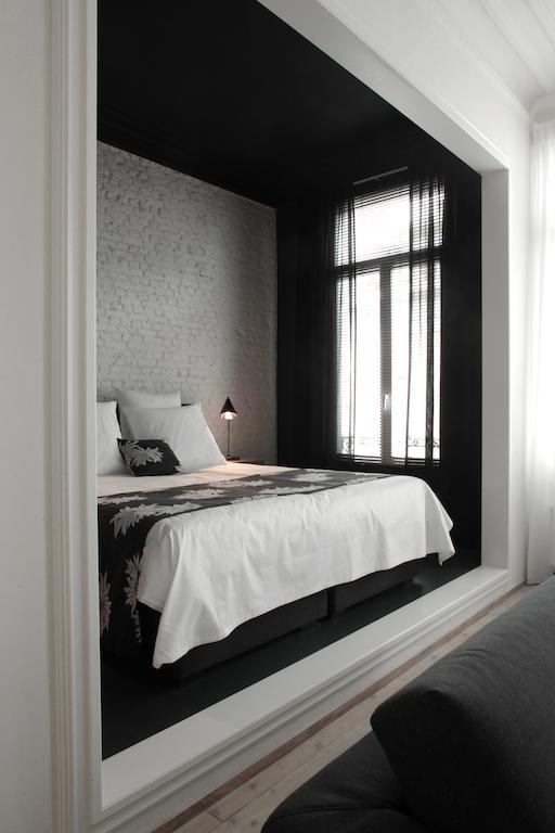 Maison Nationale City Flats & Suites Anversa Esterno foto A room at the hotel