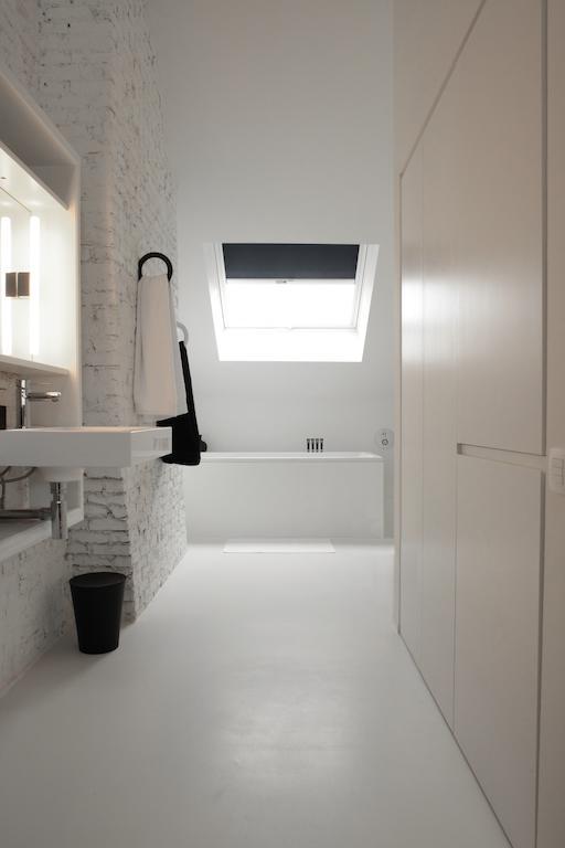 Maison Nationale City Flats & Suites Anversa Camera foto Bathroom with a fixed roof window
