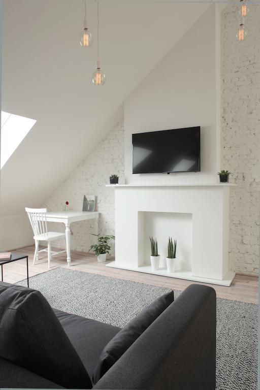 Maison Nationale City Flats & Suites Anversa Camera foto A flat screen television mounted on a wall