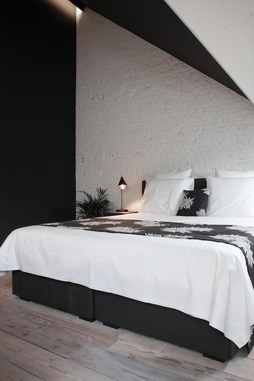 Maison Nationale City Flats & Suites Anversa Camera foto A bedroom at the hotel