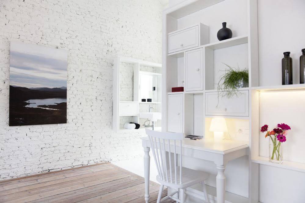 Maison Nationale City Flats & Suites Anversa Esterno foto A typical room at the hotel