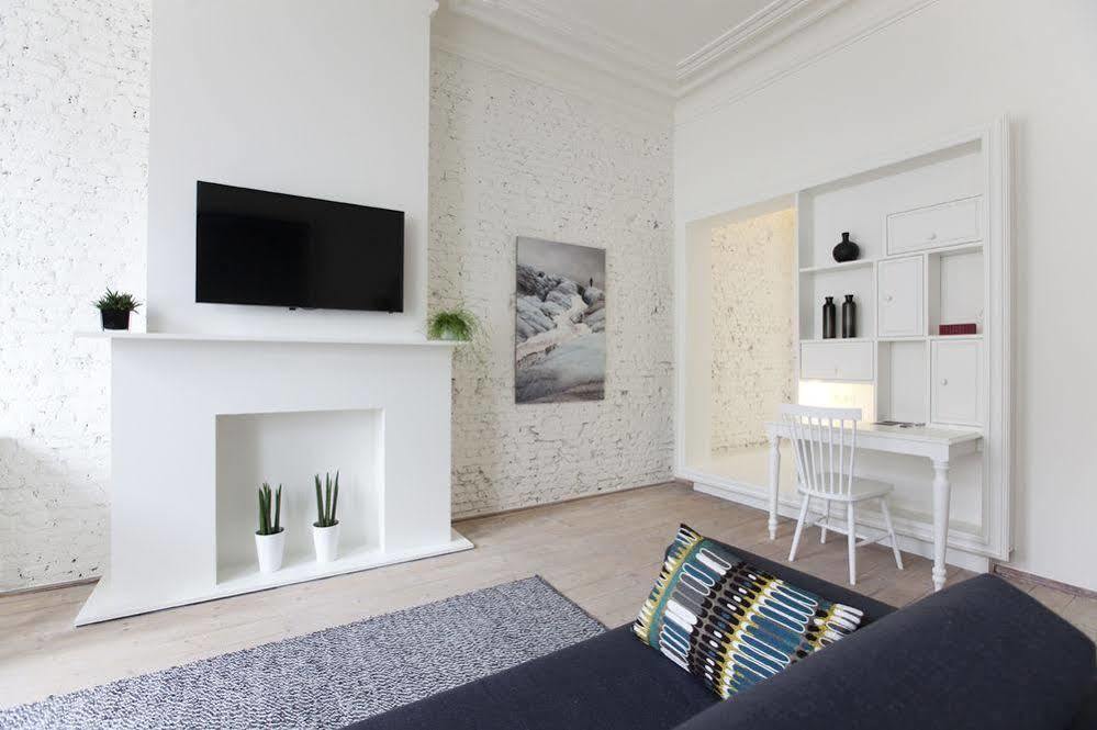 Maison Nationale City Flats & Suites Anversa Esterno foto A living room with a flat screen television