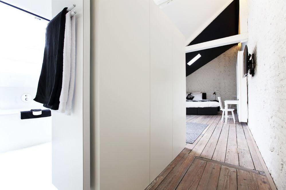Maison Nationale City Flats & Suites Anversa Esterno foto A bathroom in the hotel