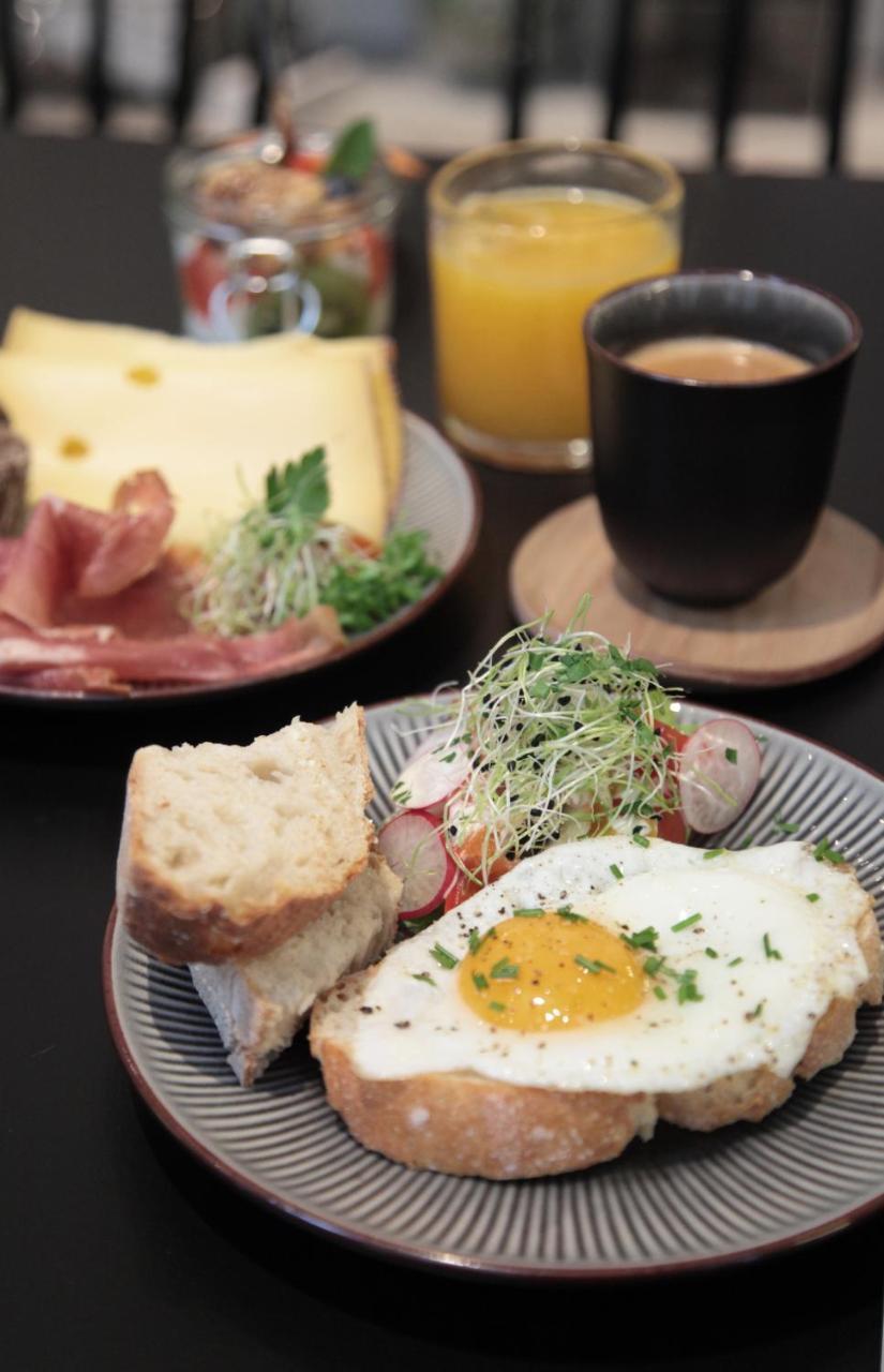 Maison Nationale City Flats & Suites Anversa Esterno foto A typical breakfast in Belgium